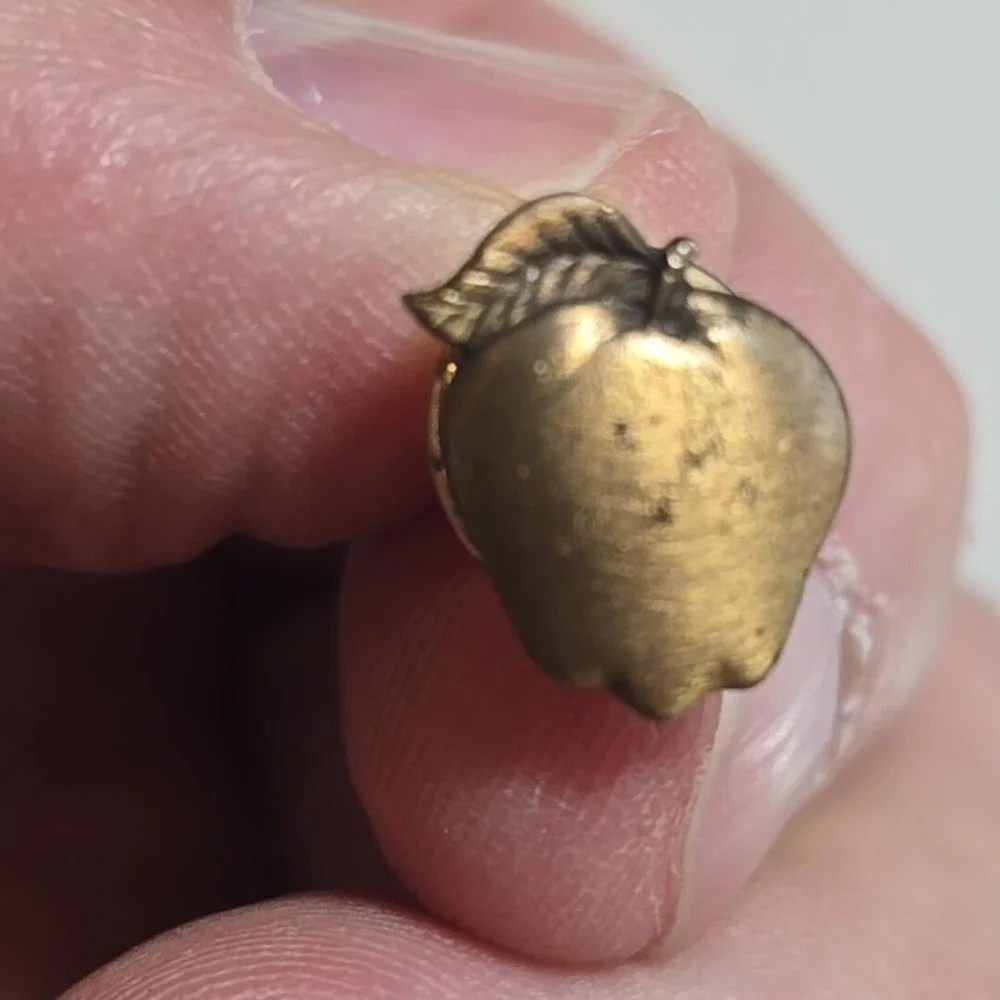 Vintage Small Apple gold tone Lapel Pin‎